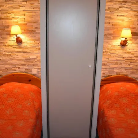 2 Pieces Avec Piscine Chauffee, Balcon, Parking Et Proche Centre A - Fr-1-464-160 *